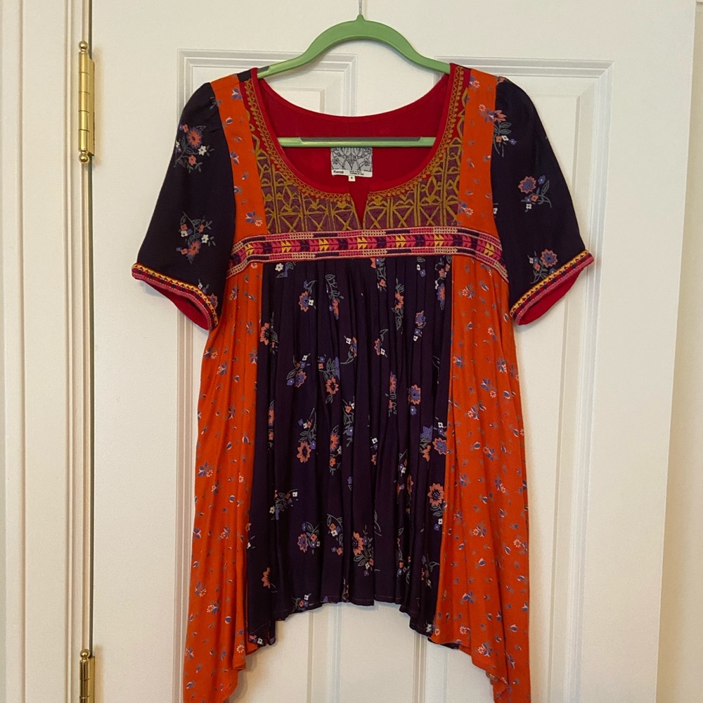 Floreat Embroidered Top - Picture 2 of 6
